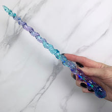 Lade das Bild in den Galerie-Viewer, A stunning teal and purple unicorn magic wand featuring a delicate, translucent design with iridescent shimmering accents. The wand has a gracefully tapered shaft that sparkles in light, showcasing its intricate craftsmanship. Perfect for fantasy collectors, this wand embodies elegance and enchantment, making it a prized addition to any magical assortment.
